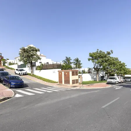 Semesterbostad Traditional Townhouse, 4 Bed With Terraces And Private Bbq Benalmádena