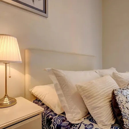 Semesterbostad Traditional Townhouse, 4 Bed With Terraces And Private Bbq *