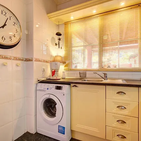 Traditional Townhouse, 4 Bed With Terraces And Private Bbq