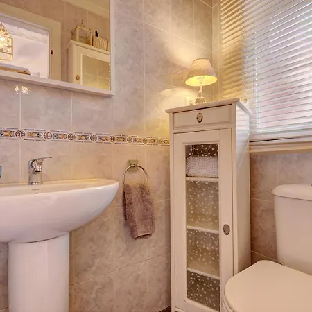 Feriehus Traditional Townhouse, 4 Bed With Terraces And Private Bbq Benalmádena