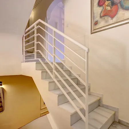 Traditional Townhouse, 4 Bed With Terraces And Private Bbq