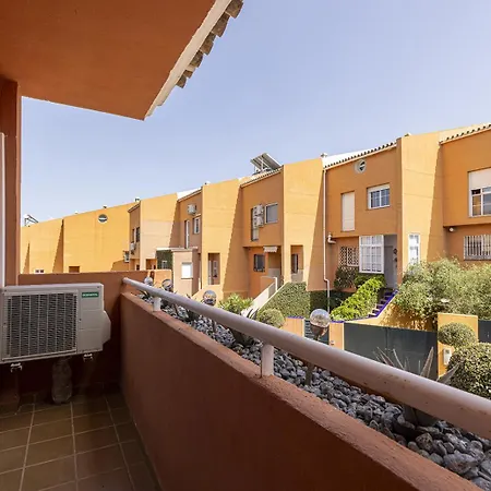 Traditional Townhouse, 4 Bed With Terraces And Private Bbq Feriehus