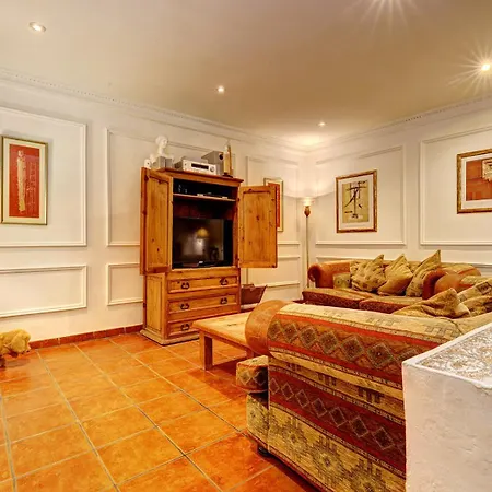 Traditional Townhouse, 4 Bed With Terraces And Private Bbq *