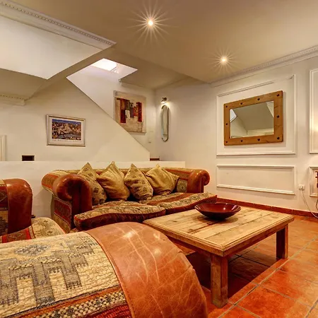 Traditional Townhouse, 4 Bed With Terraces And Private Bbq
