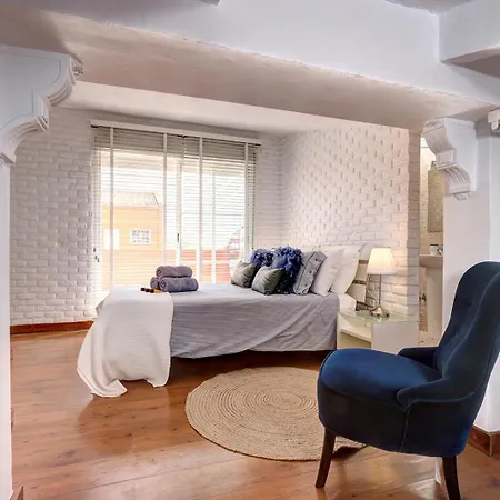 Traditional Townhouse, 4 Bed With Terraces And Private Bbq Feriehus