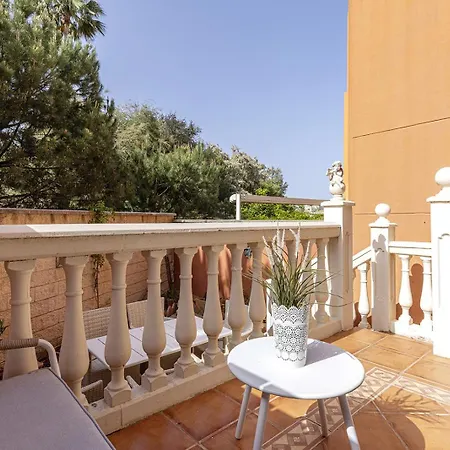 Traditional Townhouse, 4 Bed With Terraces And Private Bbq Feriehus