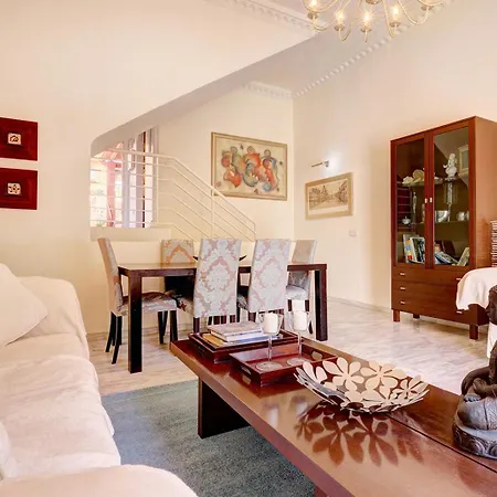Traditional Townhouse, 4 Bed With Terraces And Private Bbq *