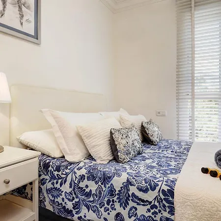 Traditional Townhouse, 4 Bed With Terraces And Private Bbq Feriehus