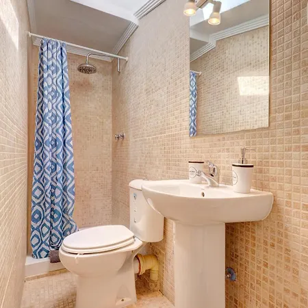 Traditional Townhouse, 4 Bed With Terraces And Private Bbq