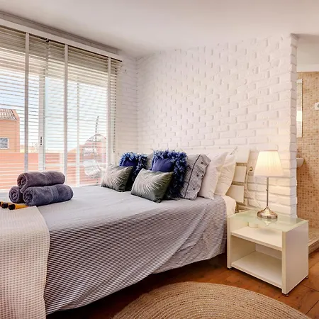 Traditional Townhouse, 4 Bed With Terraces And Private Bbq Feriehus