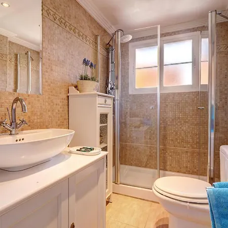 Traditional Townhouse, 4 Bed With Terraces And Private Bbq Feriehus Benalmádena
